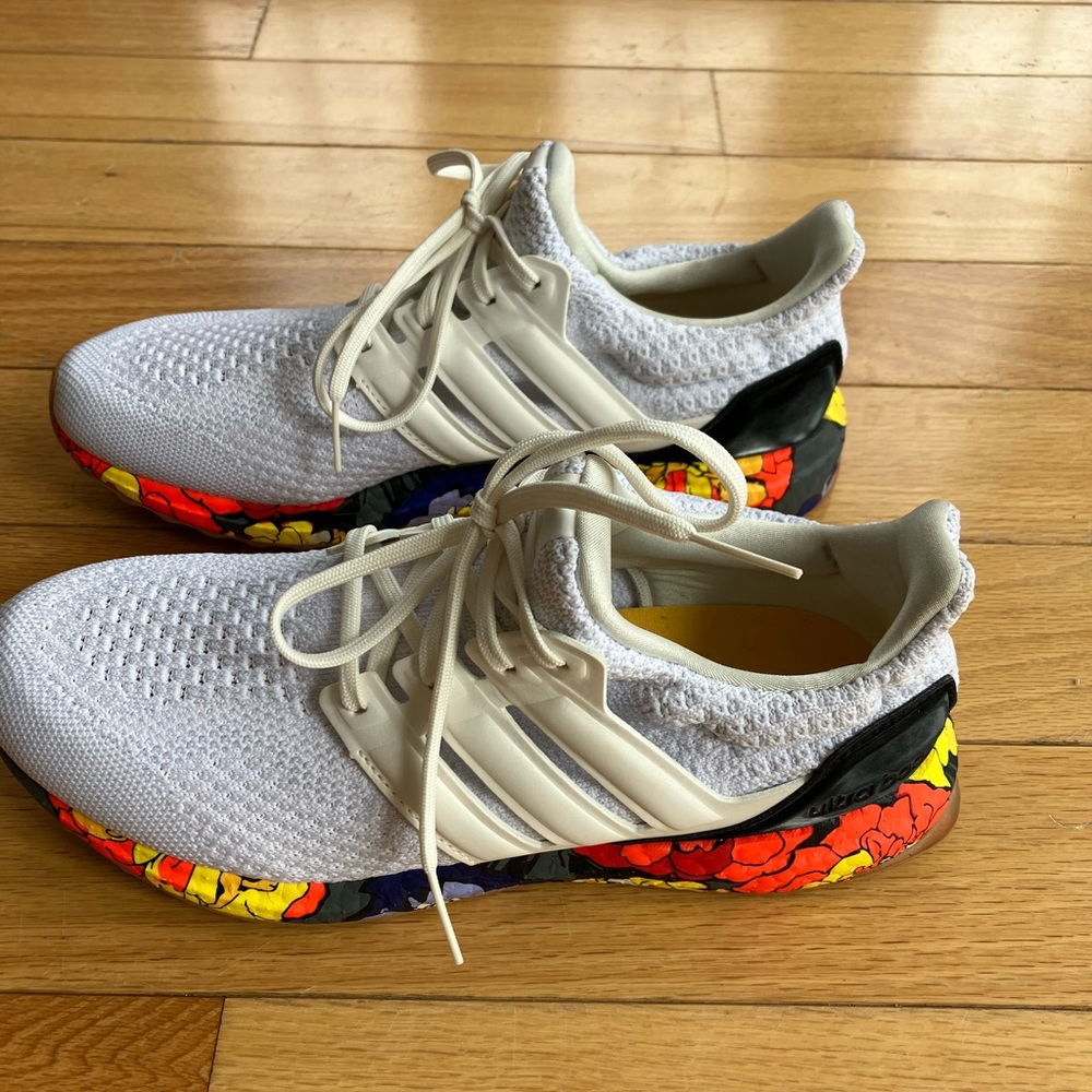 adidas Ultra Boost 5.0 DNA
White Floral sneakers